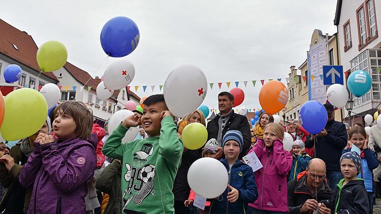 Die Ohren zuhalten hieß es für die Kinder, als zur Eröffnung des 42. Haßfurter Straßenfestes die  Schützengesellschaft ihre Böllerschüsse ertönen ließ. Dann ließen die Buben und Mädchen ihre Ballons steigen - das Straßenfest war eröffnet.  Ulrike Langer