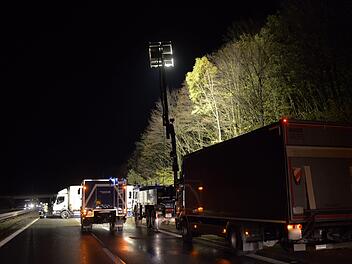 Der Lkw-Unfall auf der A3 sorgte f&uuml;r komplizierte Bergungsarbeiten in der Nacht. Foto: News5/H&ouml;fig