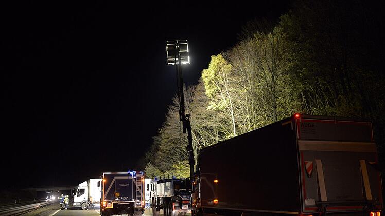 Der Lkw-Unfall auf der A3 sorgte f&uuml;r komplizierte Bergungsarbeiten in der Nacht. Foto: News5/H&ouml;fig