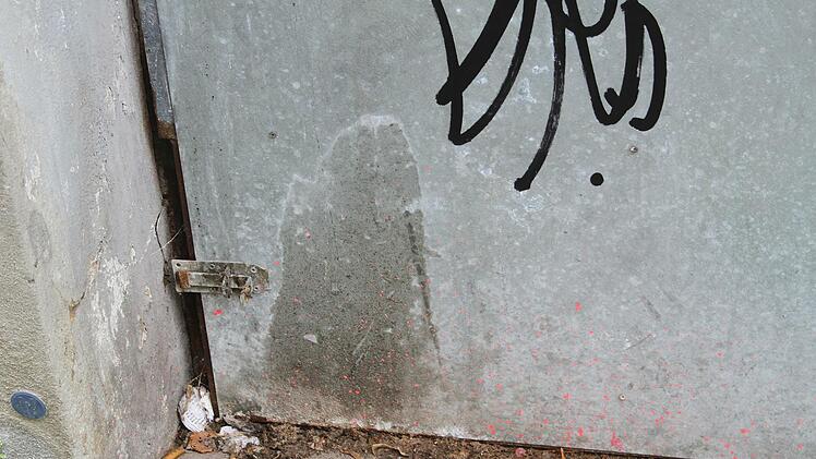 Überall sind im Mittleren Stadtgässchen die Spuren der Nacht zu sehen. Die Aufnahmen wurden erst nach der Beseitigung der schlimmsten Überreste gemacht. Foto: Sonny Adam