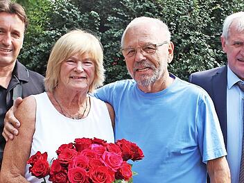 Hannelore und Peter Rost mit Bürgermeister Gerd Dallner (links) und stellvertretendem Landrat Bruno Kellner (rechts).
