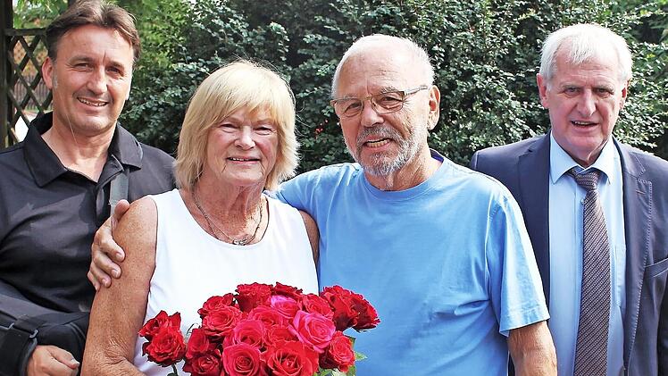 Hannelore und Peter Rost mit Bürgermeister Gerd Dallner (links) und stellvertretendem Landrat Bruno Kellner (rechts).
