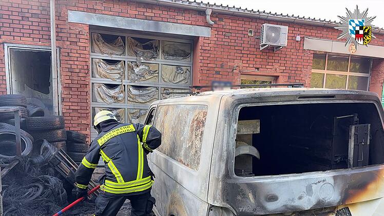 Veitsbronn: Schiffscontainer in Flammen - Schaden sechsstellig