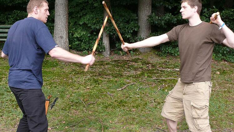 Jürgen Brix und sei Sohn demonstrieren einen der zwölf Grundschläge.