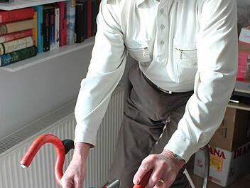 Gerhard Freunscht hält sich zu Hause auf dem Fahrrad fit und will auch nächstes Jahr wieder das Sportabzeichen ablegen.  Foto: Johannes Höllein