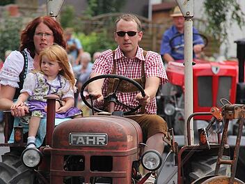 Ganze Familien nahmen an dem Festzug der historischen Traktoren teil.  Foto: Gerd Schaar