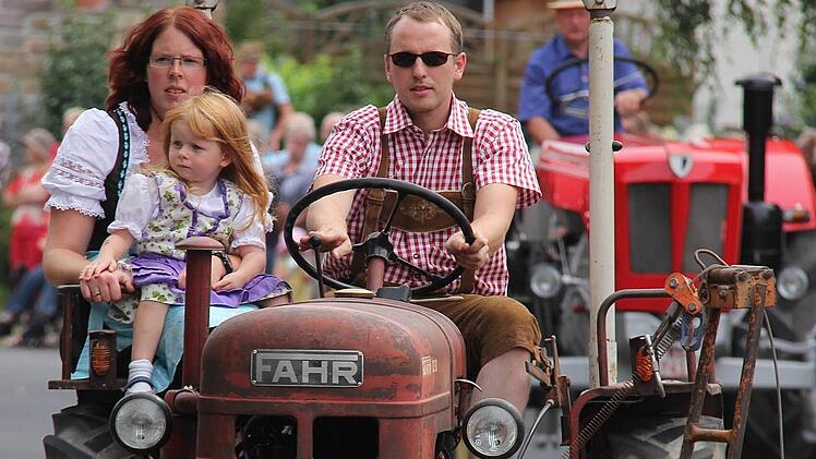 Ganze Familien nahmen an dem Festzug der historischen Traktoren teil.  Foto: Gerd Schaar