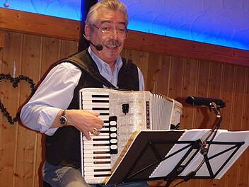 Der Frankensima mischte mit seinem neuesten Wirtshauskabarett "Danke für die Aufnahme!" den Gasthof "Zum Frack" auf. Foto: Heike Schülein