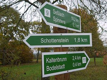 Die Beschilderung der Wanderwege ist ein Projekt, dass von der Initiative Rodachtal im Itzgrund umgesetzt wurde. Teilen des Gemeinderates ist das aber zu wenig, um dem Zusammenschluss zwischen Kommunen aus Bayern und Thüringen auf ewig die Treue zu schwören. Foto: Berthold Köhler