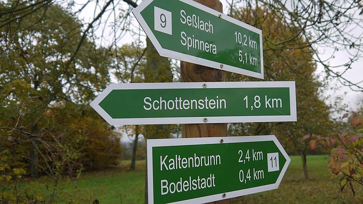 Die Beschilderung der Wanderwege ist ein Projekt, dass von der Initiative Rodachtal im Itzgrund umgesetzt wurde. Teilen des Gemeinderates ist das aber zu wenig, um dem Zusammenschluss zwischen Kommunen aus Bayern und Thüringen auf ewig die Treue zu schwören. Foto: Berthold Köhler