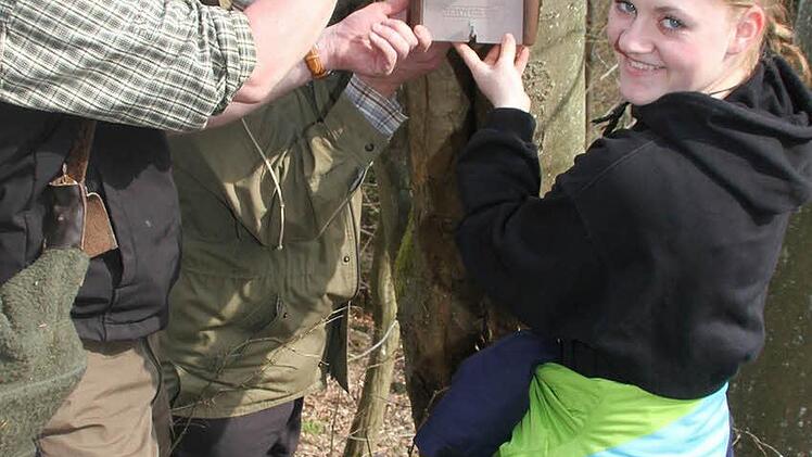Mit vereinten Kräften montieren Ronald Ledermüller, Rainer Nitsche vom LBV und Johanna Maier die Gartenschläfer-Kästen.