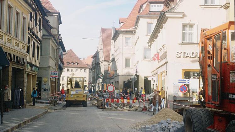 1989 begann der Bau der Fußgängerzone. Zuvor hatte man in einer Testphase die Fahrbahn durch "Boller" autofrei gehalten.
