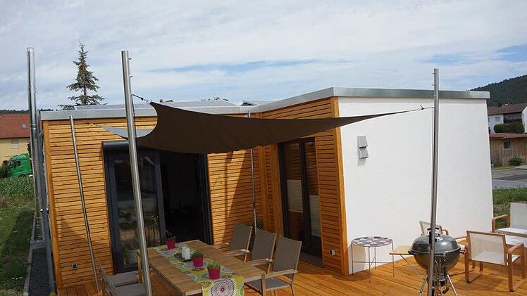 Die Terrasse ist mit einem Sonnensegel überspannt.  Foto: privat