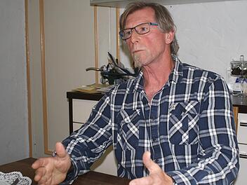 Neue Aufgabe für seinen Ruhestand: Hans-Joachim Gehrlein hat in seinem Haus in Wildflecken eine Praxis als Heilpraktiker aufgemacht. Foto: Sebastian Elsässer