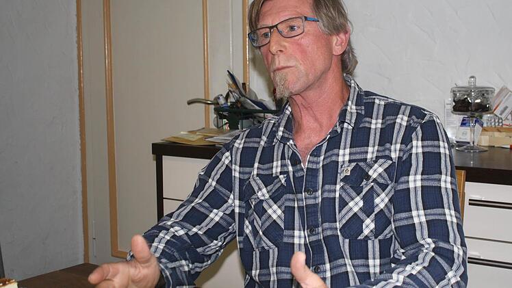 Neue Aufgabe für seinen Ruhestand: Hans-Joachim Gehrlein hat in seinem Haus in Wildflecken eine Praxis als Heilpraktiker aufgemacht. Foto: Sebastian Elsässer