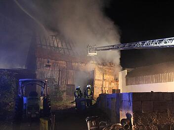 Eine große Scheune ist mitten in Oberleichtersbach (Landkreis Bad Kissingen)abgebrannt. Foto: Sebastian Schmitt-Mathea