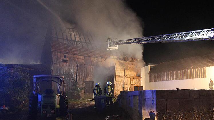 Eine große Scheune ist mitten in Oberleichtersbach (Landkreis Bad Kissingen)abgebrannt. Foto: Sebastian Schmitt-Mathea