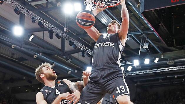 Leon Radosevic stopft den Ball durch den Ring; links sein Bamberger Teamkollege Nicolo Melli Foto: Daniel L&ouml;b