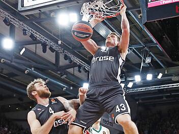 Leon Radosevic stopft den Ball durch den Ring; links sein Bamberger Teamkollege Nicolo Melli Foto: Daniel Löb