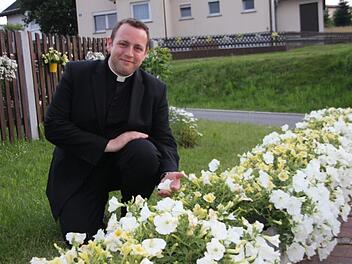 Tobias Fehn in seinem Heimatort Hirschfeld. Am Samstag wird er in Bamberg zum Priester geweiht.Veronika Schadeck