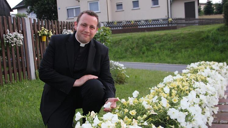 Tobias Fehn in seinem Heimatort Hirschfeld. Am Samstag wird er in Bamberg zum Priester geweiht.Veronika Schadeck