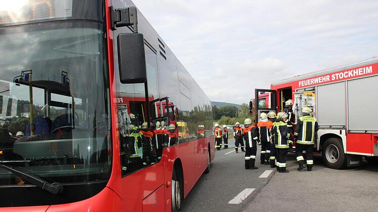 Schwerer Unfall am Freitagvormittag (14. September 2018) zwischen Mitwitz und Kaltenbrunn. Ein Milchlaster war in einen Linienbus gekracht. Foto: Andreas Schmitt