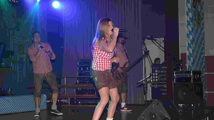 Die "Party-Franken" aus Grub am Forst sorgten mit ihrer Frontfrau Katha für ordentlich Stimmung in der Gerold-Strobel-Halle.  Foto: Martin Rebhan
