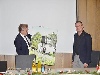 Verabschiedung von Kämmerer Stephan Urban. Bürgermeister Rainer Detsch (links) überreicht ein Gemälde mit einem Stück der Bergwerksgemeinde an Stephan Urban, der als Geschäftsstellenleiter in Mitwitz tätig sein wird.  Foto: K.- H. Hofmann