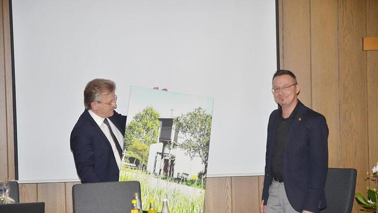 Verabschiedung von Kämmerer Stephan Urban. Bürgermeister Rainer Detsch (links) überreicht ein Gemälde mit einem Stück der Bergwerksgemeinde an Stephan Urban, der als Geschäftsstellenleiter in Mitwitz tätig sein wird.  Foto: K.- H. Hofmann
