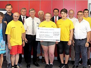 Die Vertreter der DLRG, der Sparkasse, der Raiffeisenbank und der Friedrich-Baur-Stiftung bei der Spendenübergabe an die DLRG  Foto: Roland Dietz