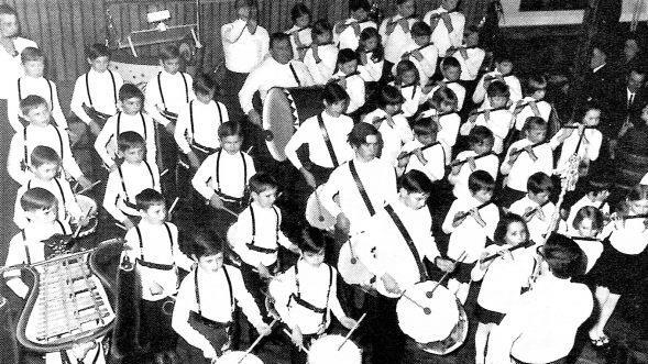 Einer der ersten Auftritte des Spielmannszuges (noch  ohne einheitliche Uniform) 1970 im ehemaligen Saalbau Karch.Archiv/Faschingsclub Selbsthilfe Ebenhausen