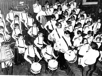 Einer der ersten Auftritte des Spielmannszuges (noch  ohne einheitliche Uniform) 1970 im ehemaligen Saalbau Karch.Archiv/Faschingsclub Selbsthilfe Ebenhausen