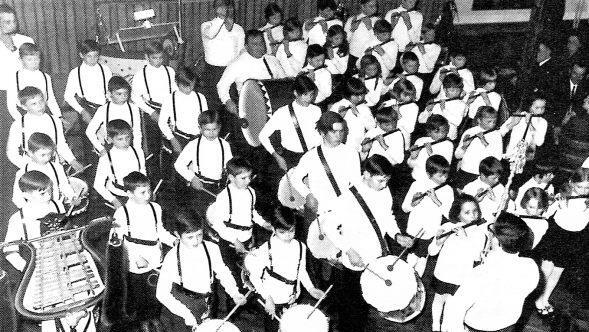 Einer der ersten Auftritte des Spielmannszuges (noch  ohne einheitliche Uniform) 1970 im ehemaligen Saalbau Karch.Archiv/Faschingsclub Selbsthilfe Ebenhausen