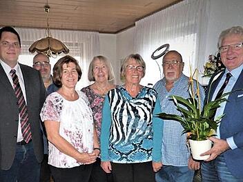 Glückwünsche zum 80. Geburtstag. Unser Bild zeigt (von links) Thomas Hirschmann, Sohn Jörg, Tochter Birgit, Schwester Christel, Jubilarin Gisela Hinsche, Ehemann Wolfgang Hinsche und Bürgermeister Günther Hübner. Foto: Werner Reißaus