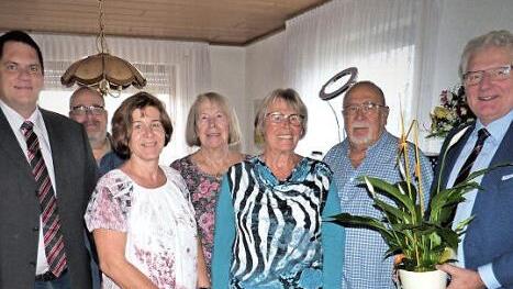 Glückwünsche zum 80. Geburtstag. Unser Bild zeigt (von links) Thomas Hirschmann, Sohn Jörg, Tochter Birgit, Schwester Christel, Jubilarin Gisela Hinsche, Ehemann Wolfgang Hinsche und Bürgermeister Günther Hübner. Foto: Werner Reißaus