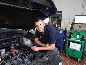 Yannick Pohley aus Hohnhausen, 21-jähriger Jungmeister im Kraftfahrzeugtechniker-Handwerk, bekommt aufgrund guter Leistungen bei der Meisterprüfung nun auch den Meisterpreis der bayerischen Staatsregierung. Simon Albrecht