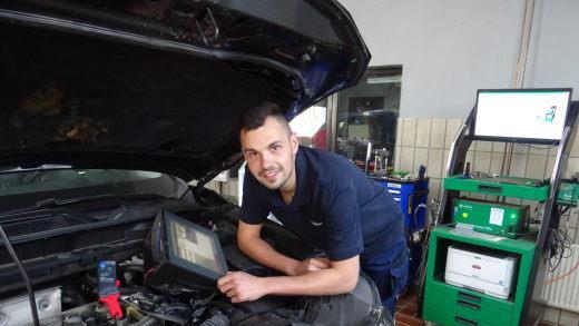 Yannick Pohley aus Hohnhausen, 21-jähriger Jungmeister im Kraftfahrzeugtechniker-Handwerk, bekommt aufgrund guter Leistungen bei der Meisterprüfung nun auch den Meisterpreis der bayerischen Staatsregierung. Simon Albrecht