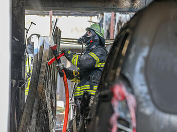 Aschaffenburg: Carport fängt Feuer, dann greifen Flammen auf Wohnhaus über - großer Schaden