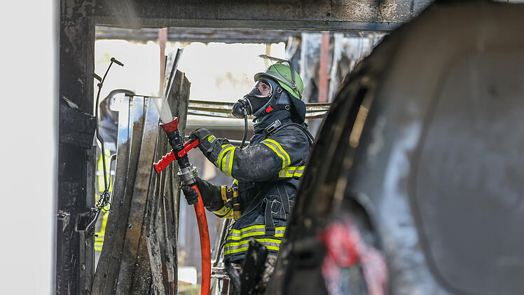 Aschaffenburg: Carport fängt Feuer, dann greifen Flammen auf Wohnhaus über - großer Schaden