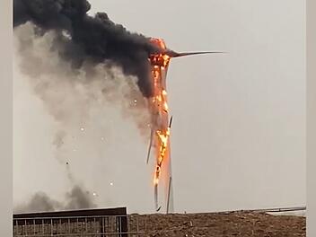 Blitzeinschlag: Windrad geht spektakulär in Flammen auf