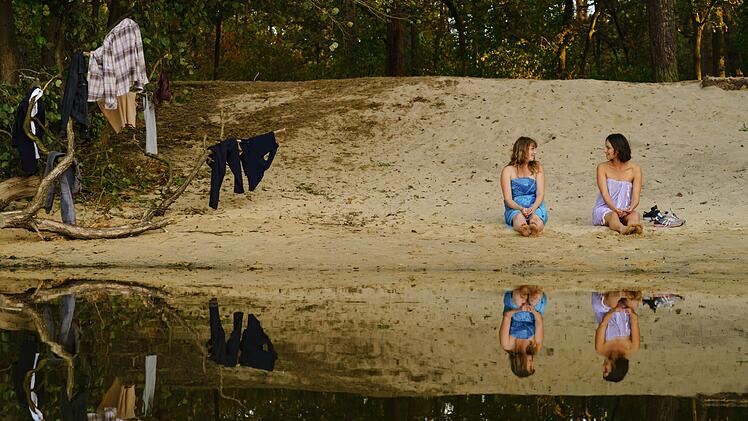 Nach einer wilden Partynacht wachen Lolle (Felicitas Woll, links) und ihre neue Bekannte Dana (Janina Uhse) im Harz auf.