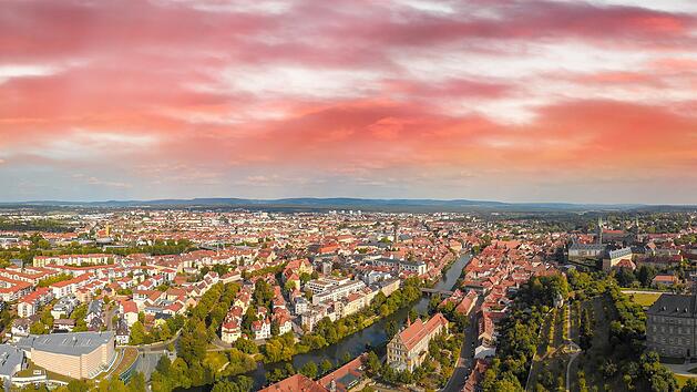Bamberg, Deutschland. Atemberaubende Luftaufnahme an einem sonnigen Tag von der Abtei Michaelsberg. Luftbild Drohne Bamberg Drohnenaufnahme. Michelsberg Bamberg, Germany. Amazing aerial view on a sunny day from Michaelsberg Abbey.Luftbild Drohne Bamberg drone shot.Michelsberg Konzert- und Kongresshalle Bamberg Regnitz