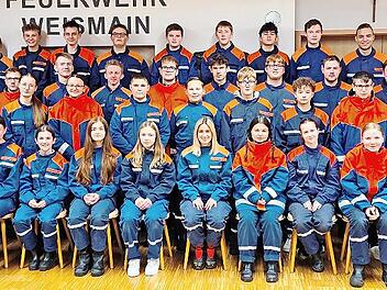 Die erfolgreichen Jugendlichen beim Wissenstest mit (links) stellvertretendem Kreisjugendfeuerwehrwart Roland Dauer, daneben Kreisbrandmeister Matthias M&uuml;ller, rechts B&uuml;rgermeister Michael Zapf, daneben Ausbilder Tim Hopfenm&uuml;ller und oben rechts A...