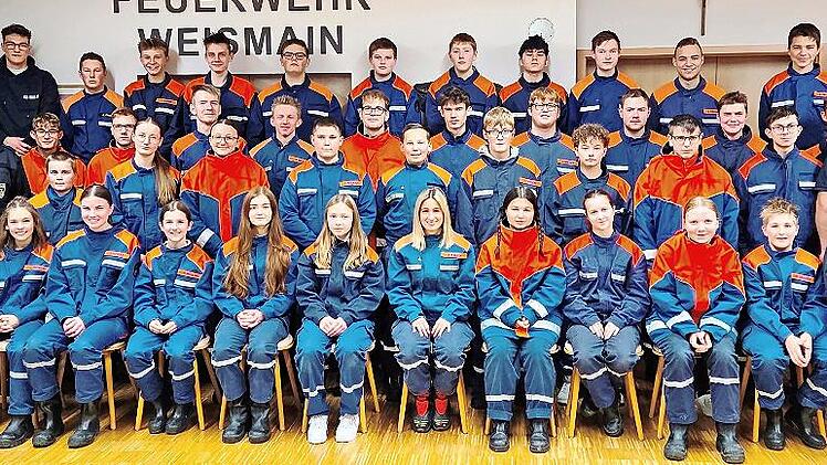 Die erfolgreichen Jugendlichen beim Wissenstest mit (links) stellvertretendem Kreisjugendfeuerwehrwart Roland Dauer, daneben Kreisbrandmeister Matthias M&uuml;ller, rechts B&uuml;rgermeister Michael Zapf, daneben Ausbilder Tim Hopfenm&uuml;ller und oben rechts A...