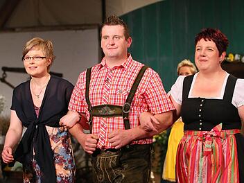 Aus sieben Zuschriften bat Bauer Sebastian Ines (links) und Tanja auf das Hoffest von "Bauer sucht Frau". Mit zur Hofwoche nahm er dann Ines. Foto: RTL / Stefan Gregorowius
