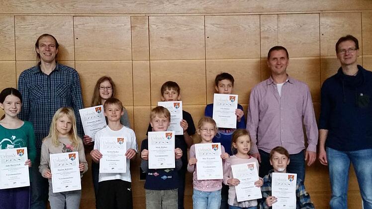 Die Vereinsmeister wurden ausgezeichnet (v. l.): Inka Herterich, Abteilungsleiter Ewald Brand, Hanna Kötzner, Franziska Keller, Stefan Keller, Mike Hafner, Noah Schnabl, Mia Warmuth, Tim Hafner, Merz Anna, Marco Reuß, Felix Leuze, Abteilungsleiter Roland Kühnlein.  Foto: D. Bauer
