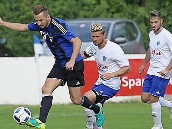 Senad Bajric (li.) erzielte kurz vor der Pause das 1:0 für die SpVgg Jahn. Rafael Hinrichs (Mi.) und der Ex-Forchheimer Oliver Seybold unterlagen mit Bruck in der ersten Runde des Verbandspokals letztlich mit 1:4.  Foto: Sebastian Baumann