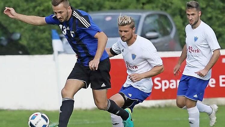 Senad Bajric (li.) erzielte kurz vor der Pause das 1:0 für die SpVgg Jahn. Rafael Hinrichs (Mi.) und der Ex-Forchheimer Oliver Seybold unterlagen mit Bruck in der ersten Runde des Verbandspokals letztlich mit 1:4.  Foto: Sebastian Baumann