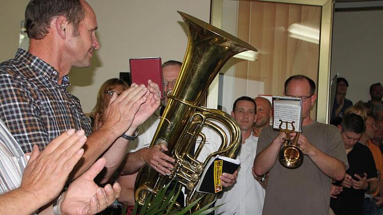 Stadtrat Erwin Miller (Freie Bürger) spielt mit seinem Sohn ein Ständchen. Foto: Ulrike Müller