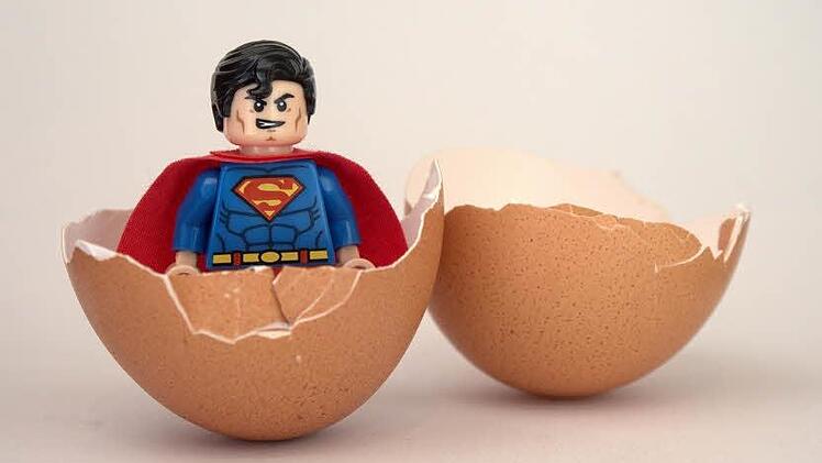 Foto: aitoff unter CC0 auf https://pixabay.com/de/superman-lego-ei-luke-geschl%C3%BCpft-1367737/